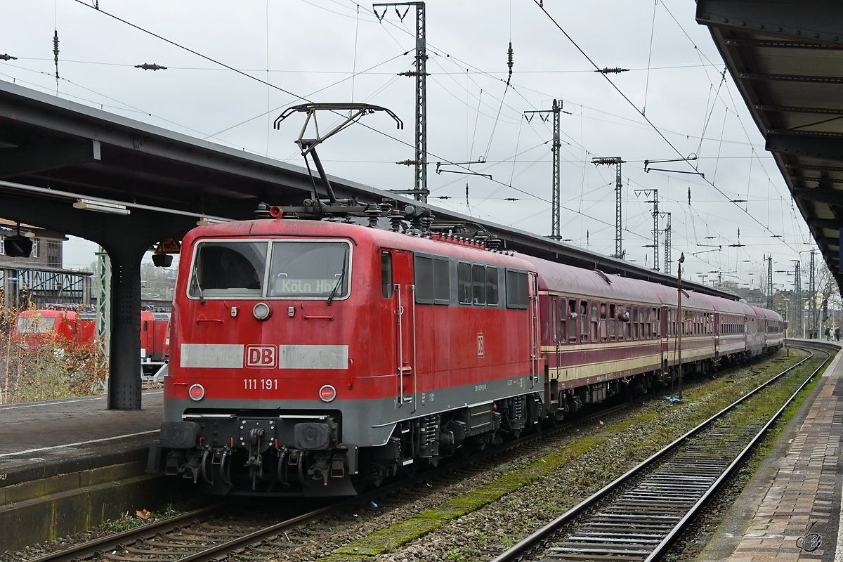 Die Elektrolokomotive 111 191 am hinteren Ende eines Sonderzuges. (Wanne-Eickel,Dezember 2019)