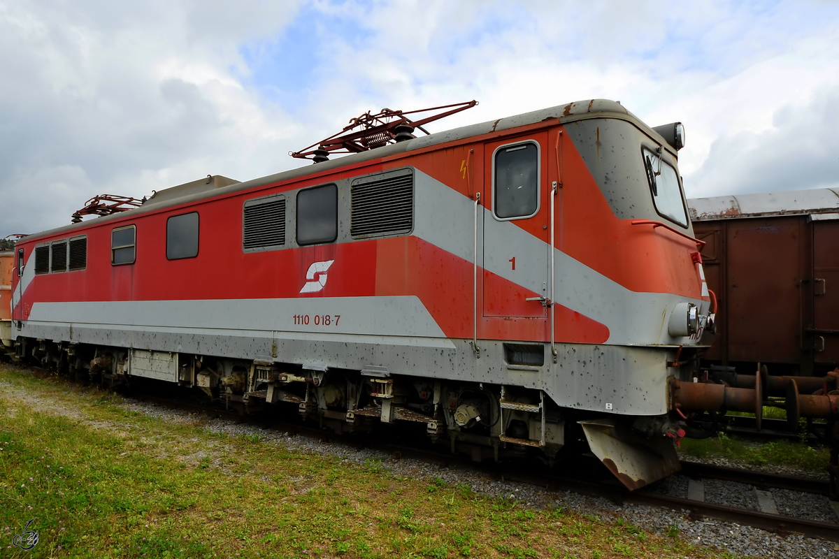 Die Elektrolokomotive 1110 018-7 stammt aus dem Jahr 1959. (Lokpark Ampflwang, August 2020)