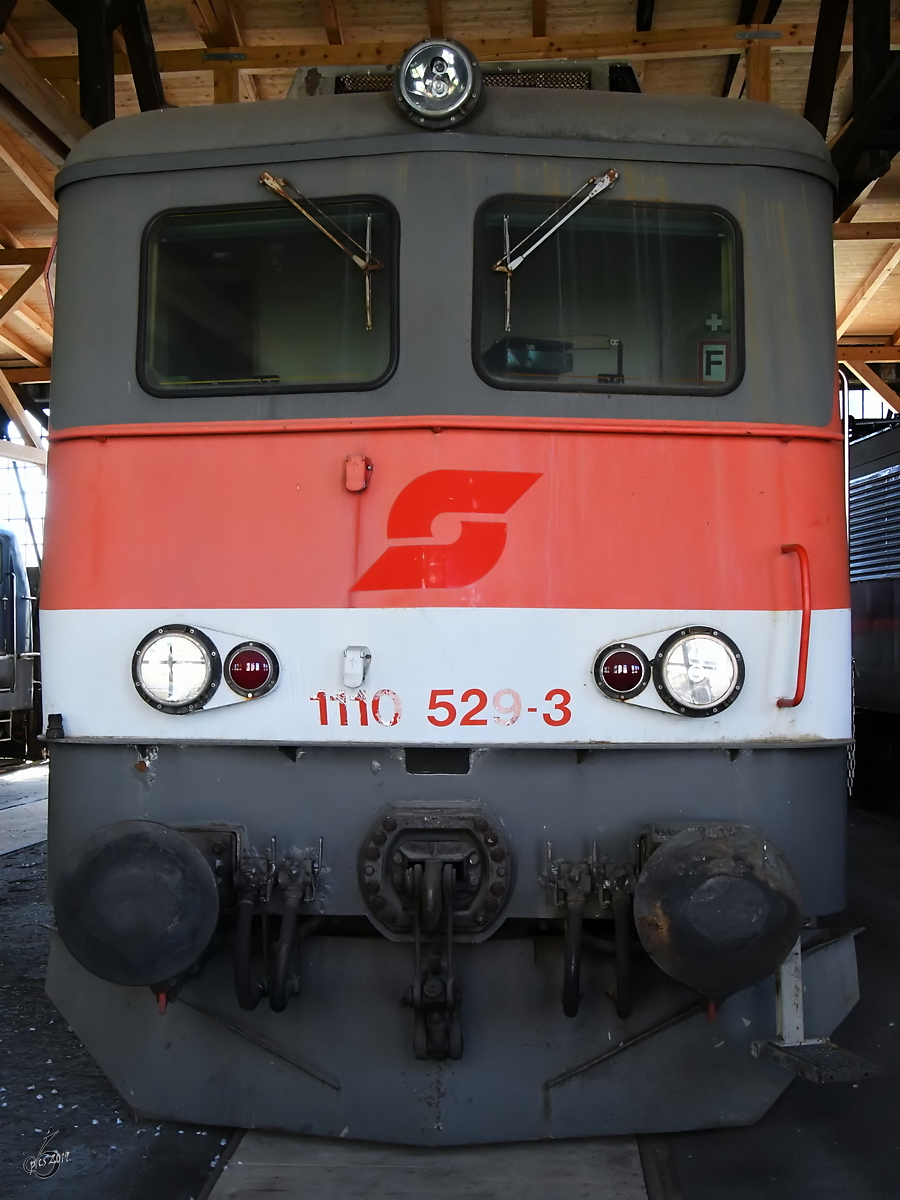 Die Elektrolokomotive 1110 529-3 war Anfang Juni 2019 im Europahaus des Bahnparkes in Augsburg ausgestellt.
