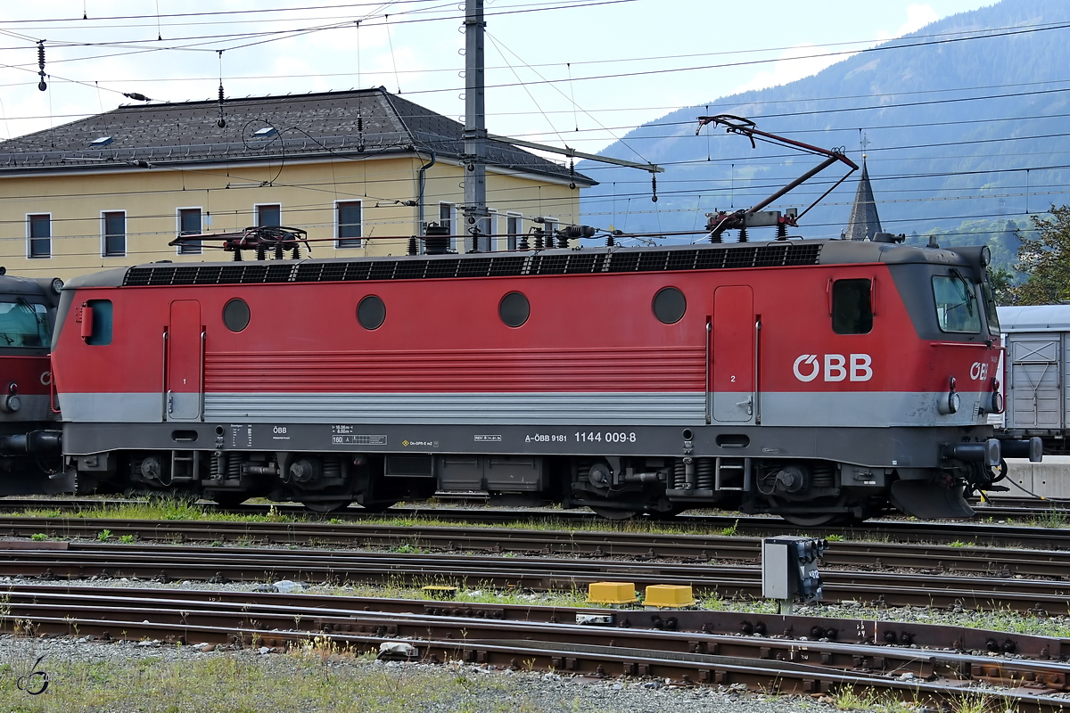 Die Elektrolokomotive 1144 009-8 der ÖBB war Ende August 2019 am Bahnhof Lienz zu sehen.