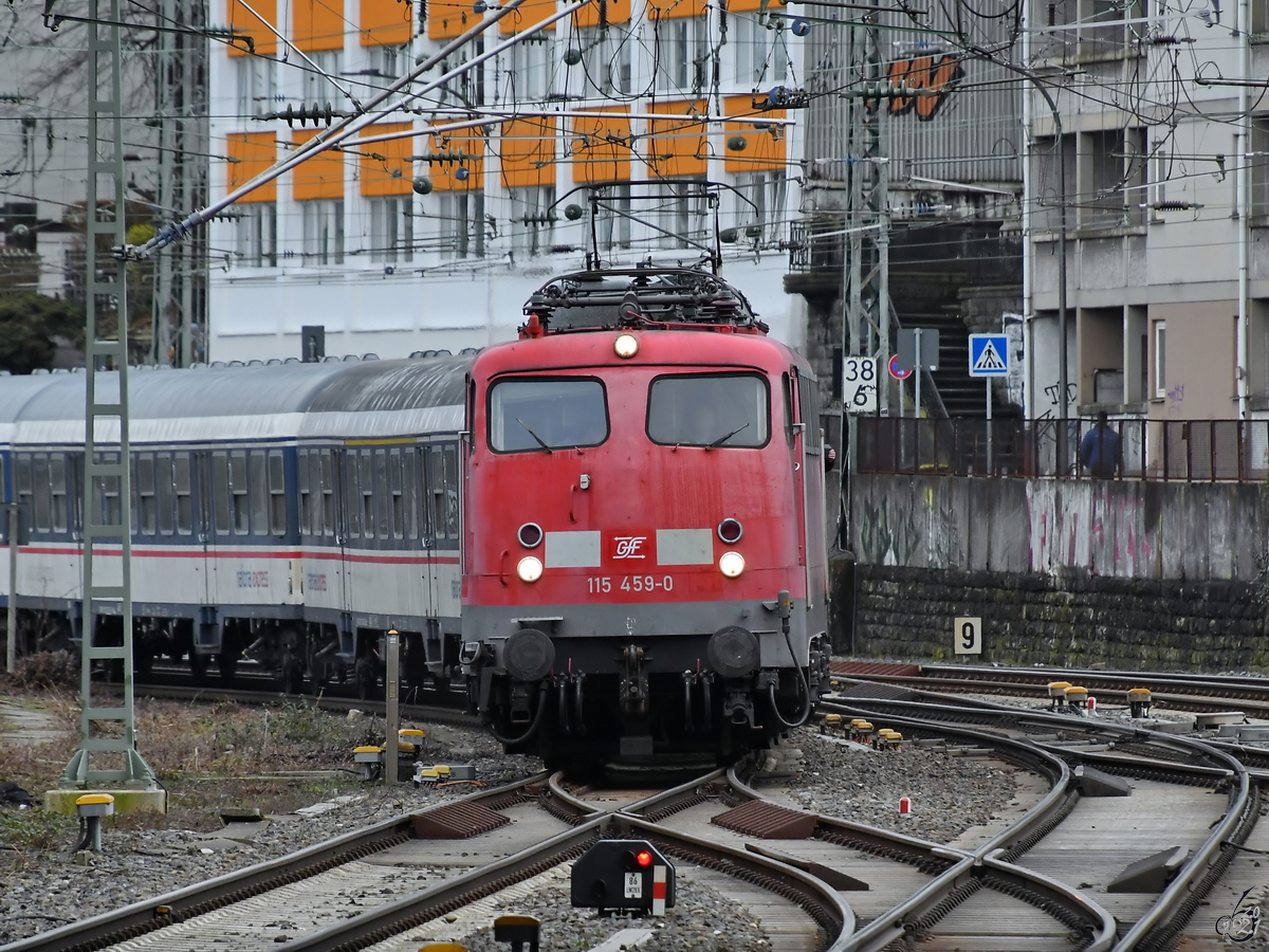 Die Elektrolokomotive 115 459-0 mit dem zusätzlichen RB48-Ersatzzug ist hier Mitte Februar 2021 kurz vor der Ankunft am Hauptbahnhof in Wuppertal zu sehen.