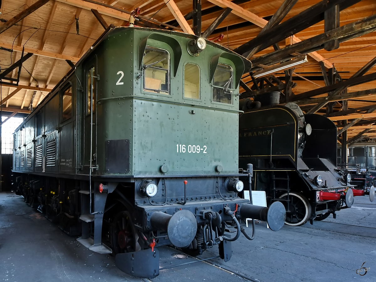Die Elektrolokomotive 116 009-2 wurde 1937 als E 19 09 in Dienst gestellt und erst 1980 ausgemustert. (Bahnpark Augsburg, Juni 2019)