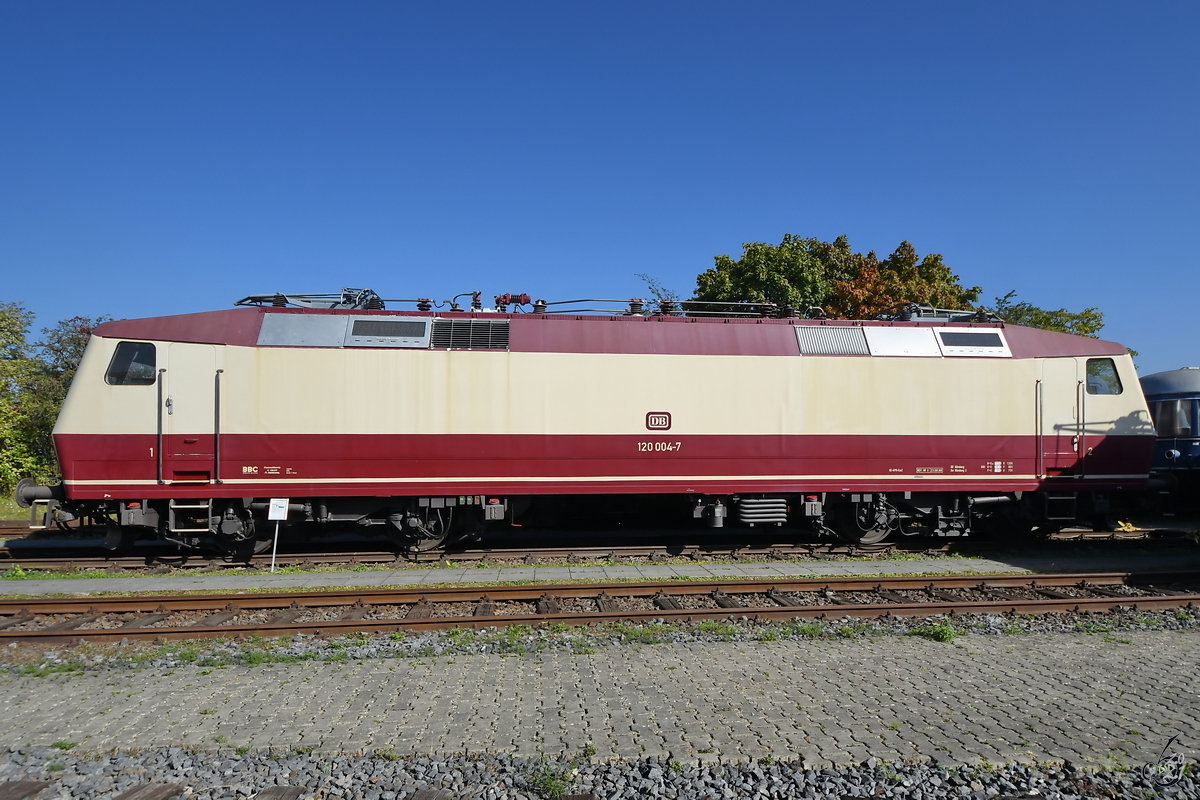 Die Elektrolokomotive 120 004-7 war Anfang September 2021 im Außenbereich des Eisenbahnmuseums in Koblenz ausgestellt.