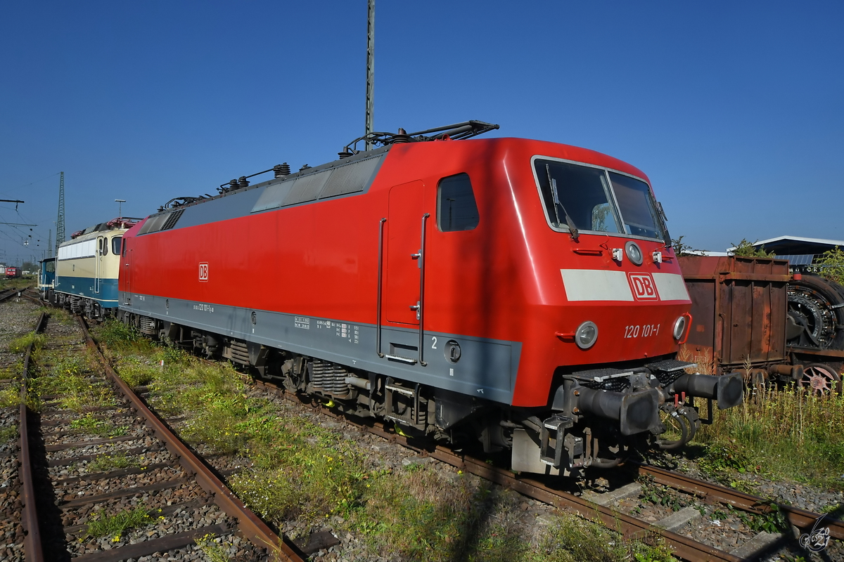 Die Elektrolokomotive 120 101-1 war Anfang September 2021 im Außenbereich des Eisenbahnmuseums in Koblenz ausgestellt.