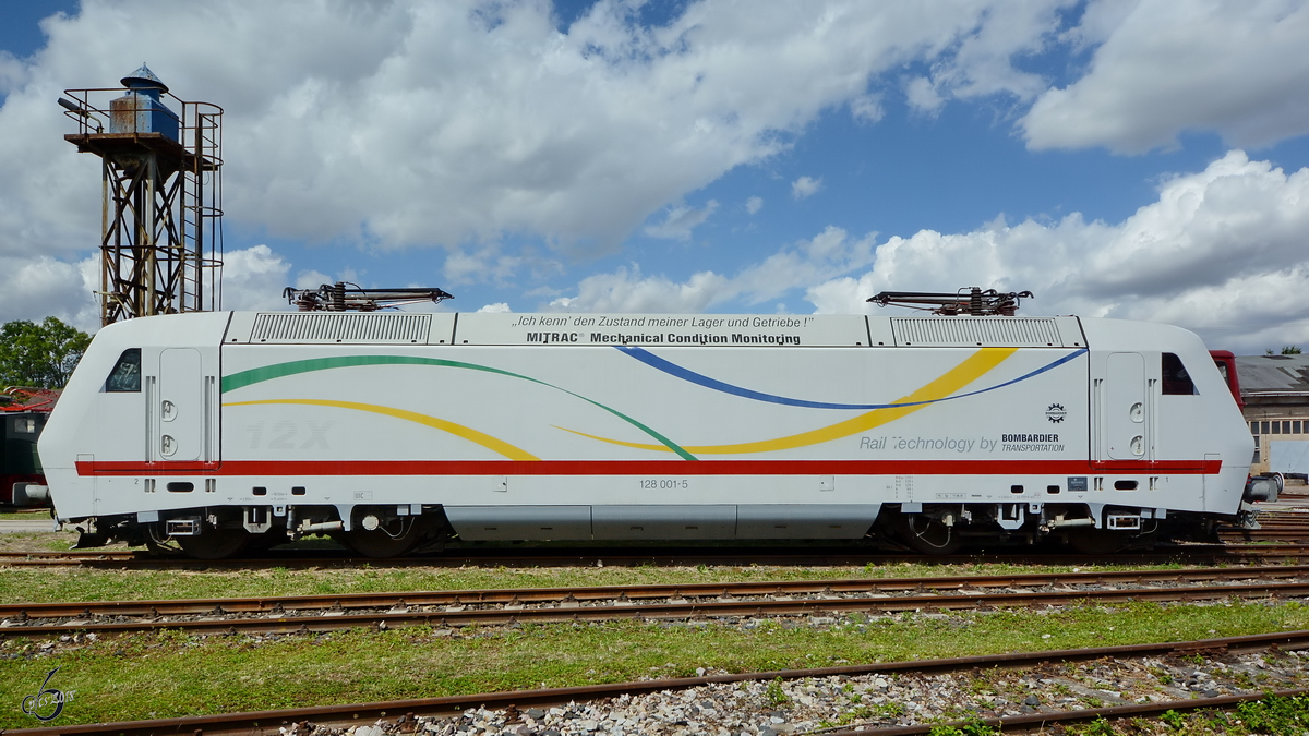 Die Elektrolokomotive 128 001-5 Mitte August 2018 im Eisenbahnmuseum Weimar.