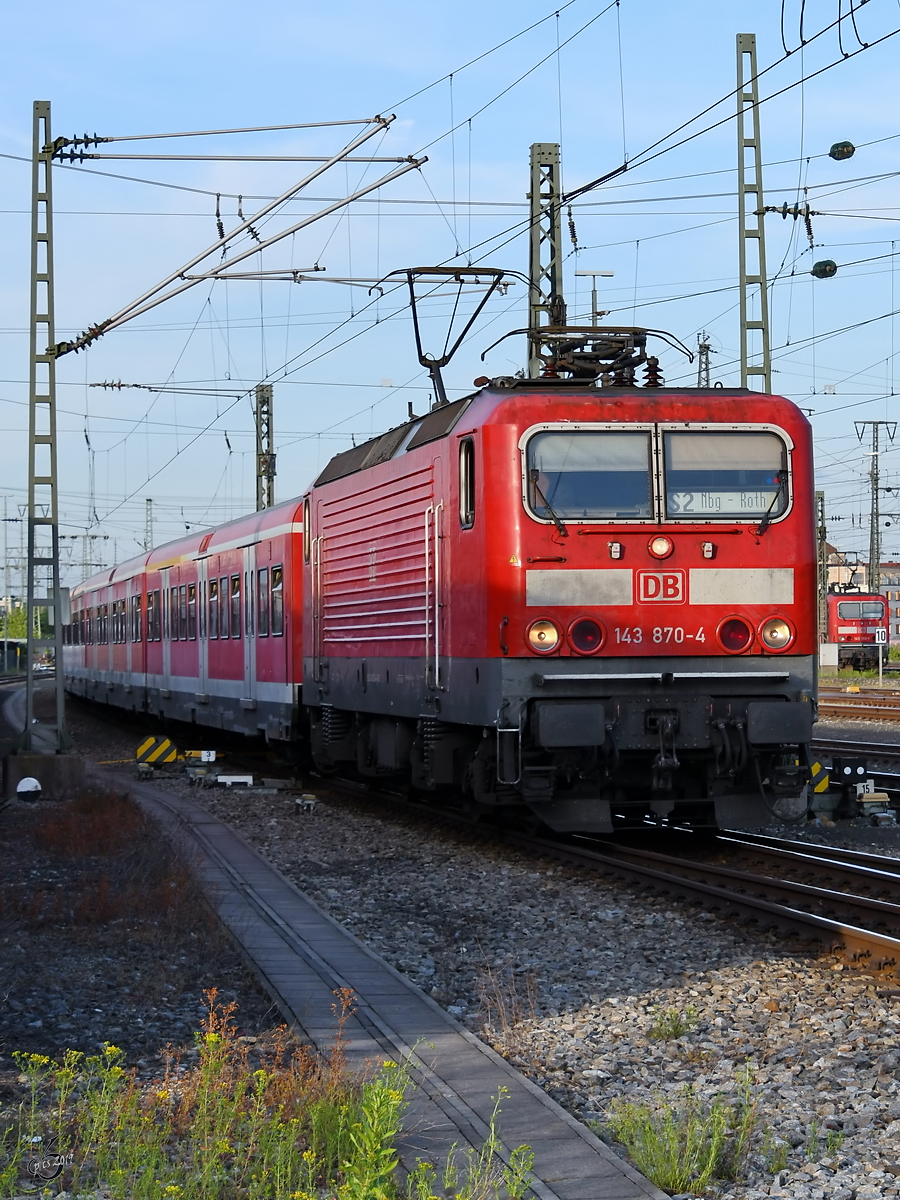 Die Elektrolokomotive 143 870-4, unterwegs auf der Linie S 2 bei der Einfahrt in den Hauptbahnhof Nürnberg. (Juni 2019)