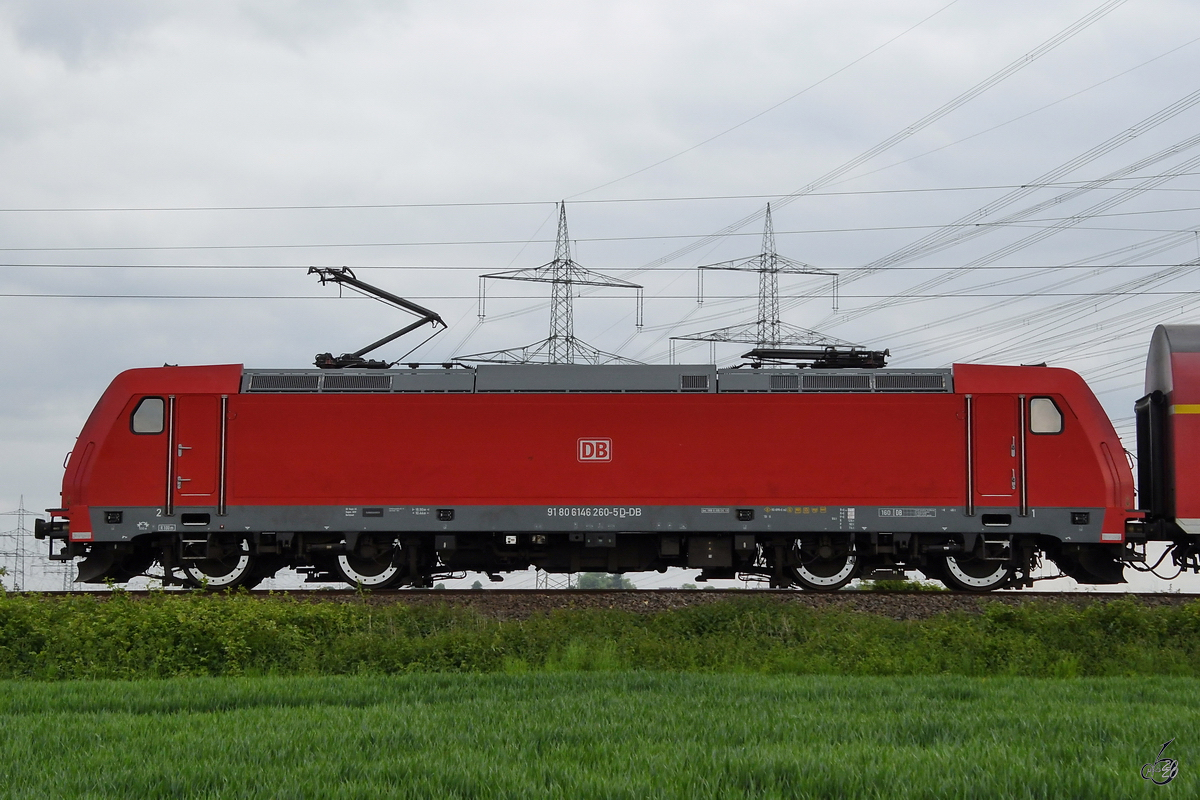 Die Elektrolokomotive 146 260 zog Anfang Mai 2020 einen Regionalzug durch Bochum.