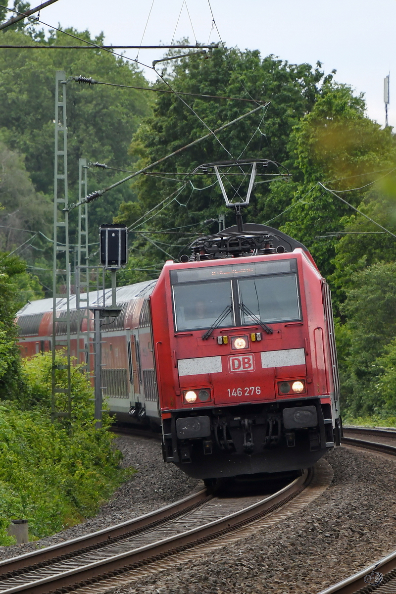 Die Elektrolokomotive 146 276 zog Anfang Mai 2020 einen Regionalzug durch Essen.