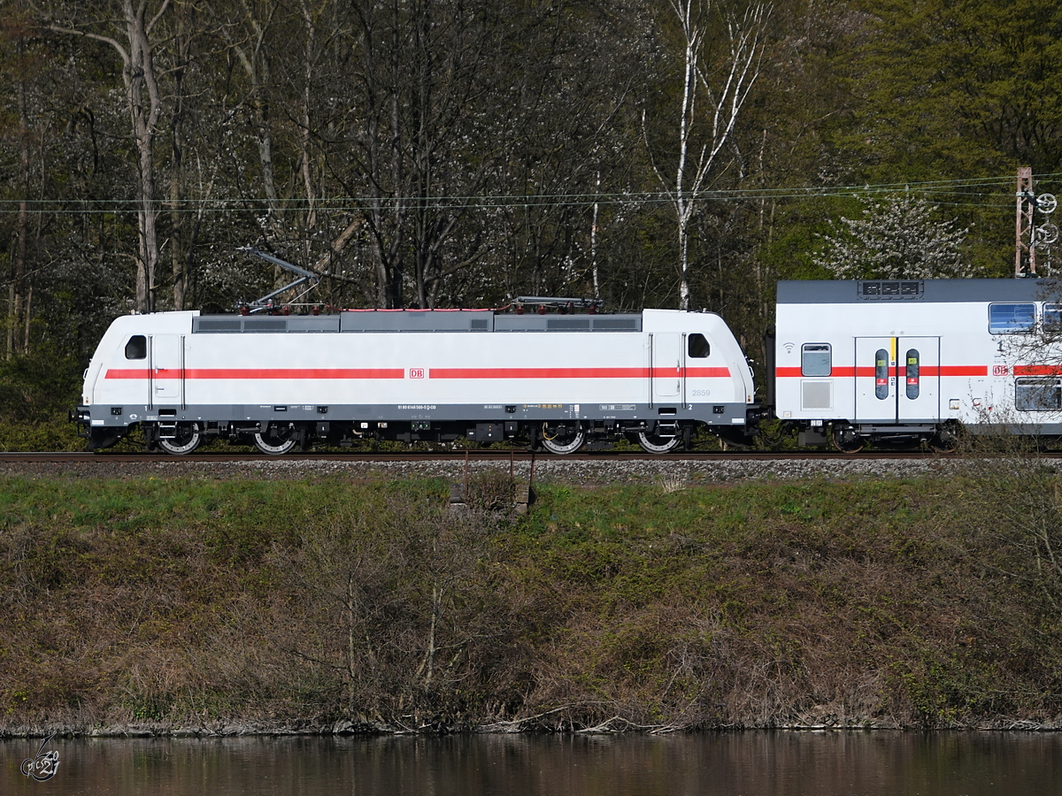 Die Elektrolokomotive 146 566-5 (2859) zog eine IC2-Garnitur die Ruhr entlang, so gesehen Ende April 2021 in Witten-Bommern.