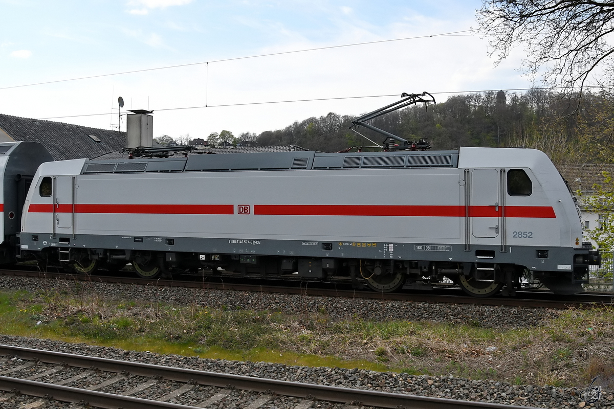 Die Elektrolokomotive 146 574-9 (2852) schiebt einen IC2, so gesehen Ende April 2021 in Wuppertal-Unterbarmen.