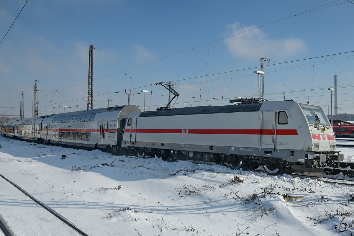 Die Elektrolokomotive 146 577-2 setzt sich mit einem IC2-Zug wieder in Bewegung. (Wanne-Eickel, Februar 2021)