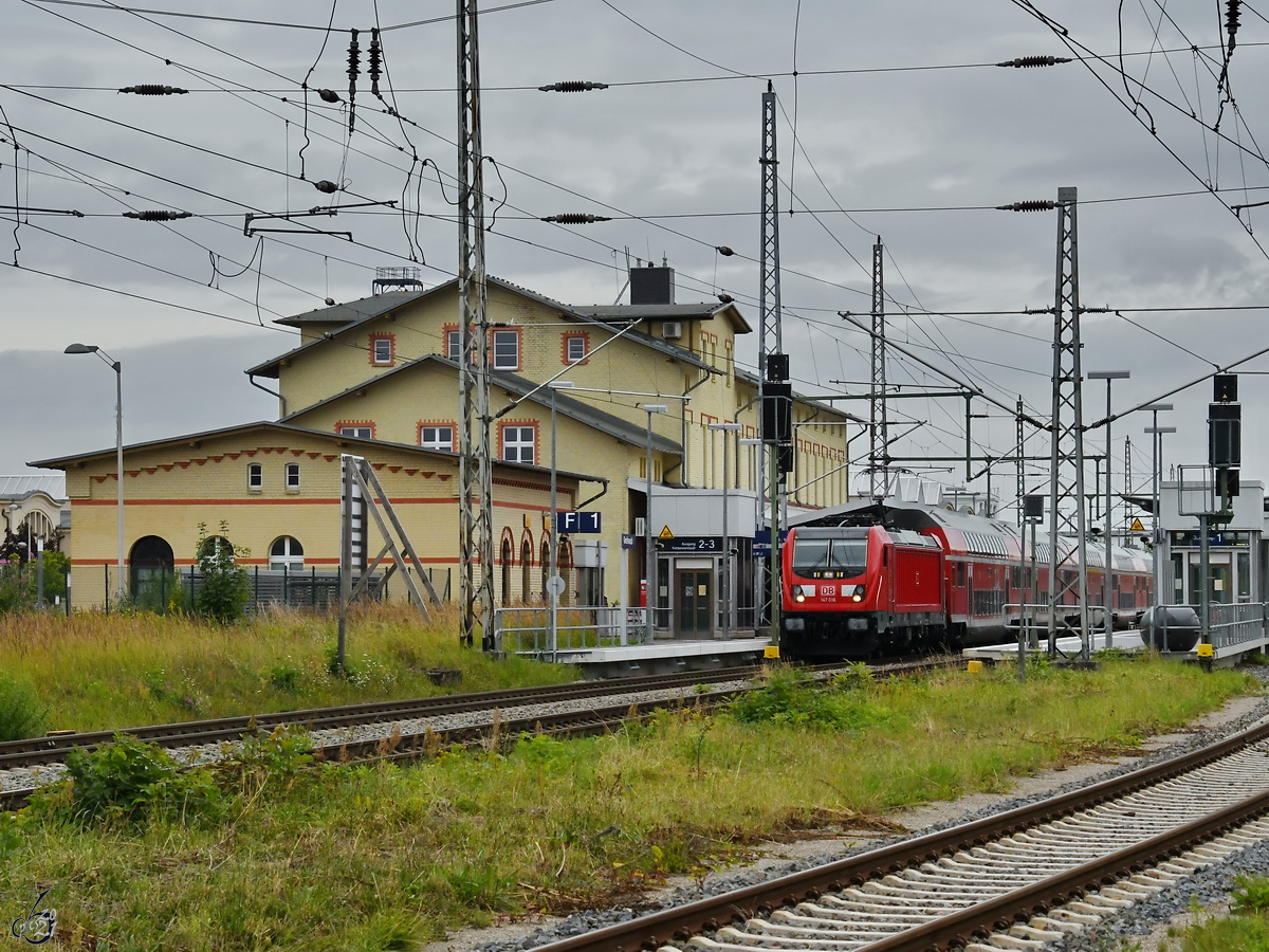 Die Elektrolokomotive 147 016 wartete Mitte August 2021 am Bahnhof Greifswald auf die Weiterfahrt nach Stralsund.