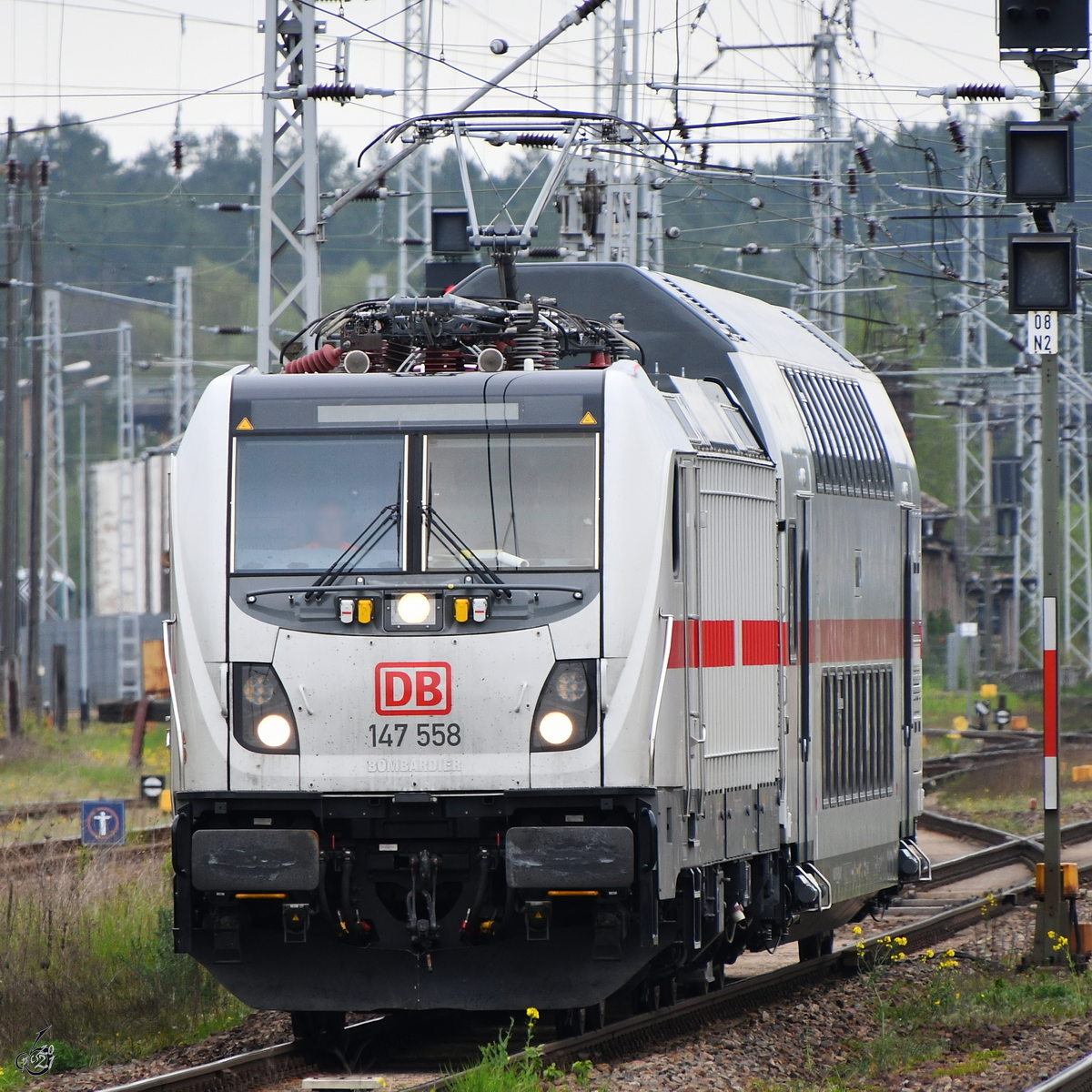 Die Elektrolokomotive 147 558 zieht einen IC2-Doppelstock-Mittelwagen, so gesehen Mitte Mai 2021 am Hauptbahnhof Neustrelitz.