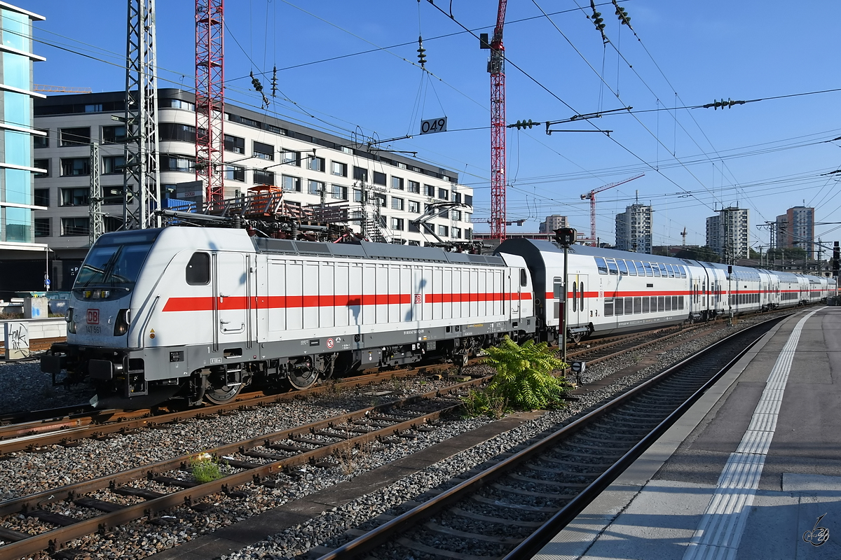 Die Elektrolokomotive 147 561-5 mit einem IC Mitte September 2019 während der Ankunft am Hauptbahnhof Stuttgart. 