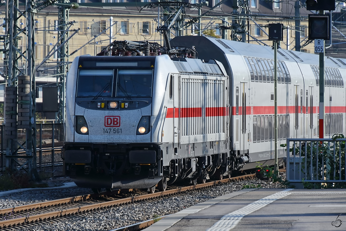 Die Elektrolokomotive 147 561 Mitte September 2019 bei der Einfahrt am Hauptbahnhof Stuttgart.