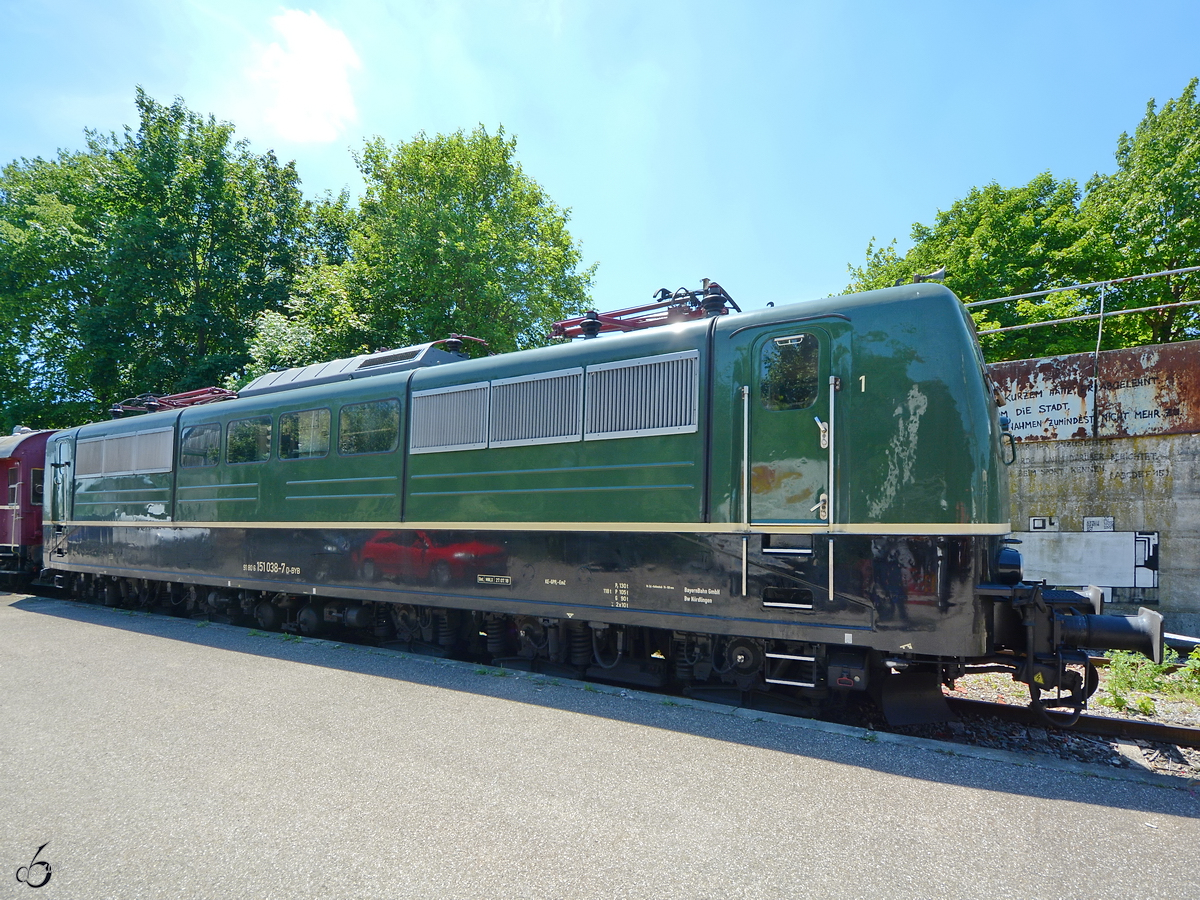 Die Elektrolokomotive 151 038-7 ist im Bayerischen Eisenbahnmuseum Nördlingen ausgestellt. (Juni 2019) 