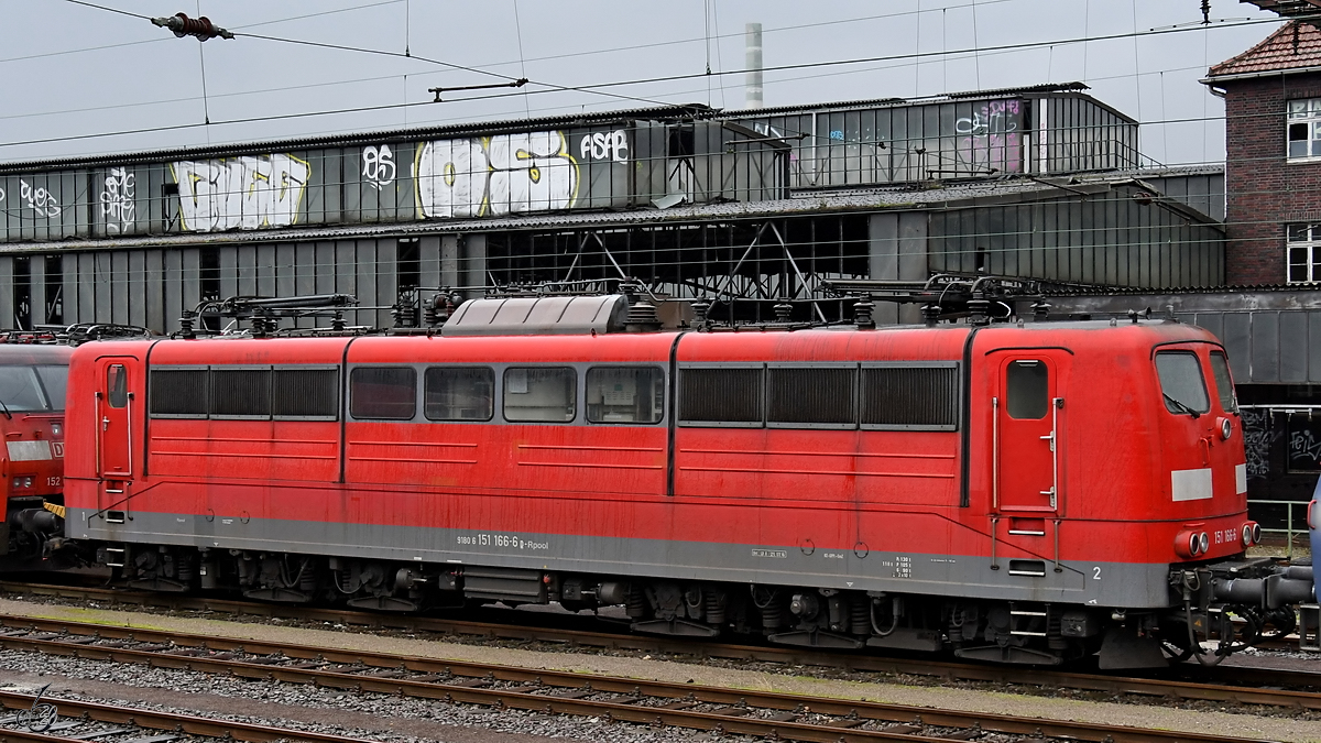 Die Elektrolokomotive 151 166-6 war Anfang Dezember 2019 in Wanne-Eickel abgestellt.