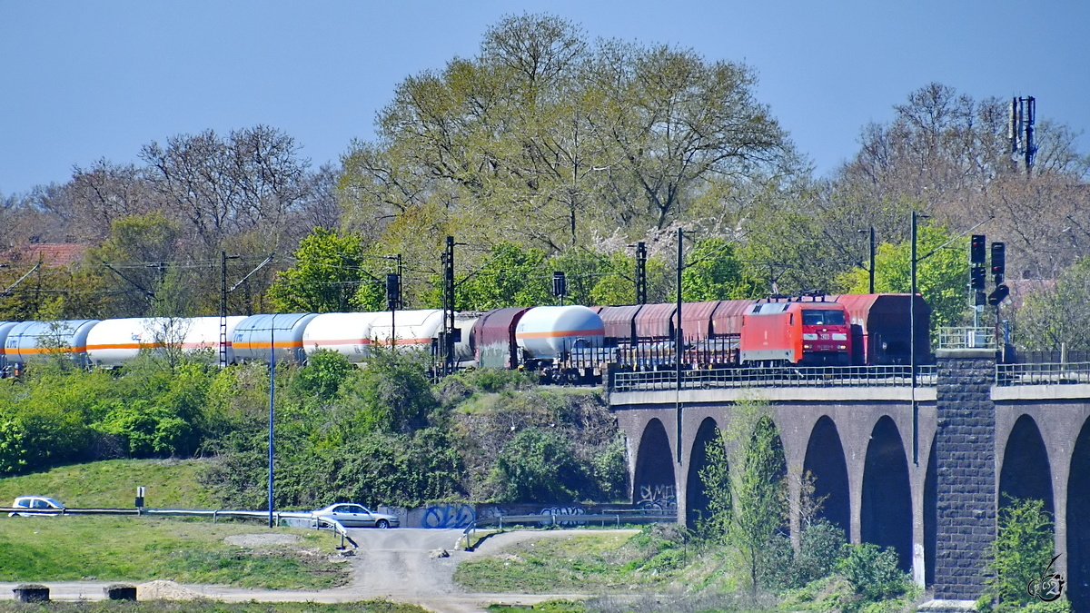 Die Elektrolokomotive 152 060-0 mit einem Güterzug auf dem Weg zur Hochfelder Eisenbahnbrücke in Duisburg. (April 2021)