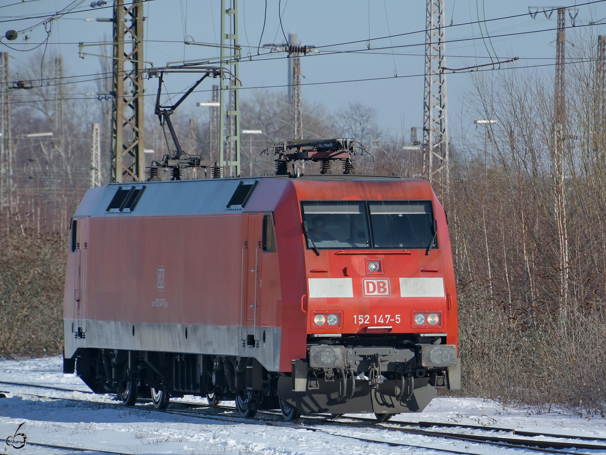 Die Elektrolokomotive 152 147-5 bewegt sich in Richtung Abstellgruppe am Hauptbahnhof Wanne-Eickel, so gesehen im Februar 2021.