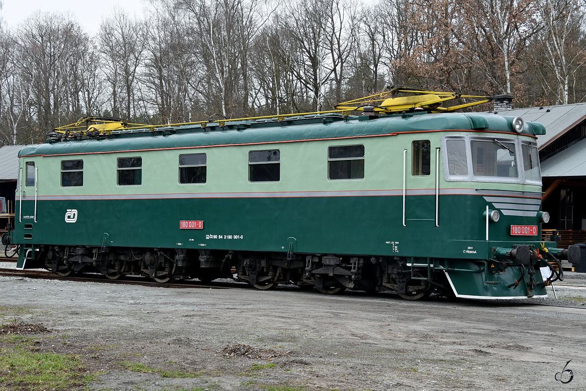 Die Elektrolokomotive 180 001-0 Anfang April 2018 im Eisenbahnmuseum Lužná u Rakovníka.