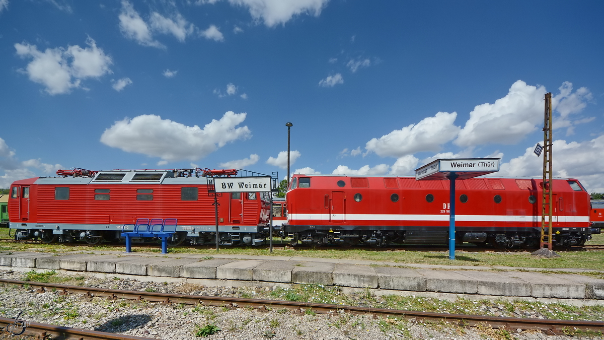Die Elektrolokomotive 180 014-5 und die Diesellokomotive 229 188-8 steht im Eingangsbereich des Eisenbahnmuseums Weimar. (August 2018)