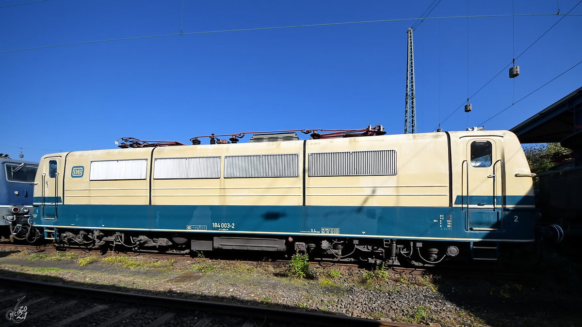 Die Elektrolokomotive 184 003-5 war Anfang September 2021 im Außenbereich des Eisenbahnmuseums in Koblenz abgestellt.