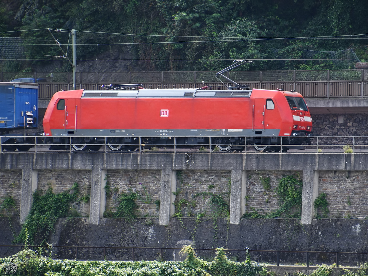 Die Elektrolokomotive 185 001-5 war im August 2021 bei Remagen zu sehen.