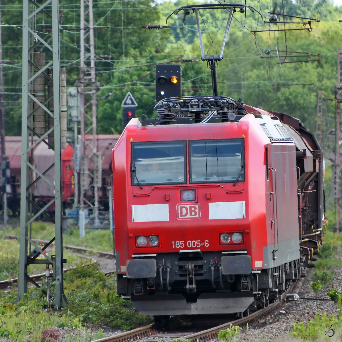 Die Elektrolokomotive 185 005-6 mit einem gemischten Güterzug in Bochum-Langendreer. (Mai 2020)