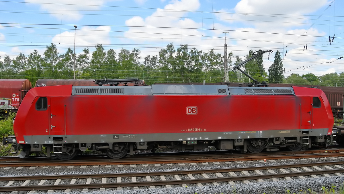 Die Elektrolokomotive 185 005-6 Mitte Mai 2020 in Bochum-Langendreer.