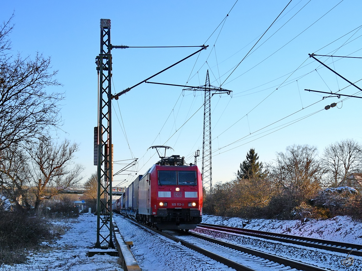 Die Elektrolokomotive 185 113-8 unterwegs mit einem Containerzug, so gesehen im Februar 2021 in Lintorf.