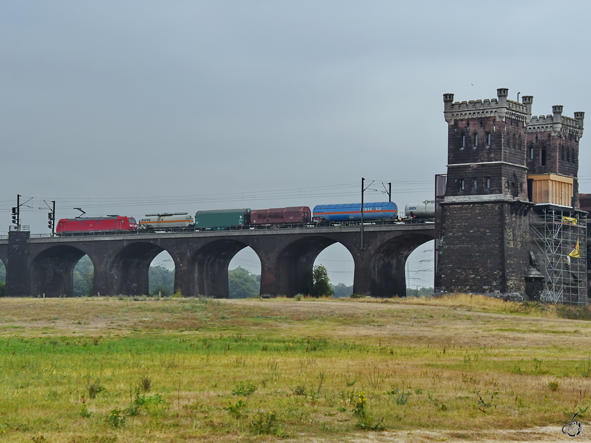 Die Elektrolokomotive 185 171-6 war Ende August 2022 mit einem gemischten Güterzug in Rheinhausen unterwegs. (Graffiti digital entfernt)