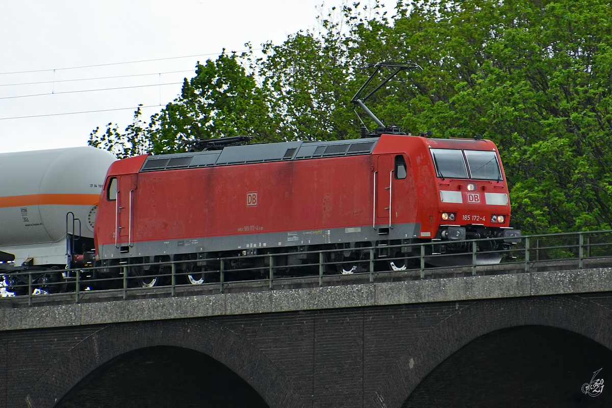 Die Elektrolokomotive 185 172-4 zog Anfang Mai 2021 einen Kessselzug über die Hochfelder Eisenbahnbrücke in Duisburg.