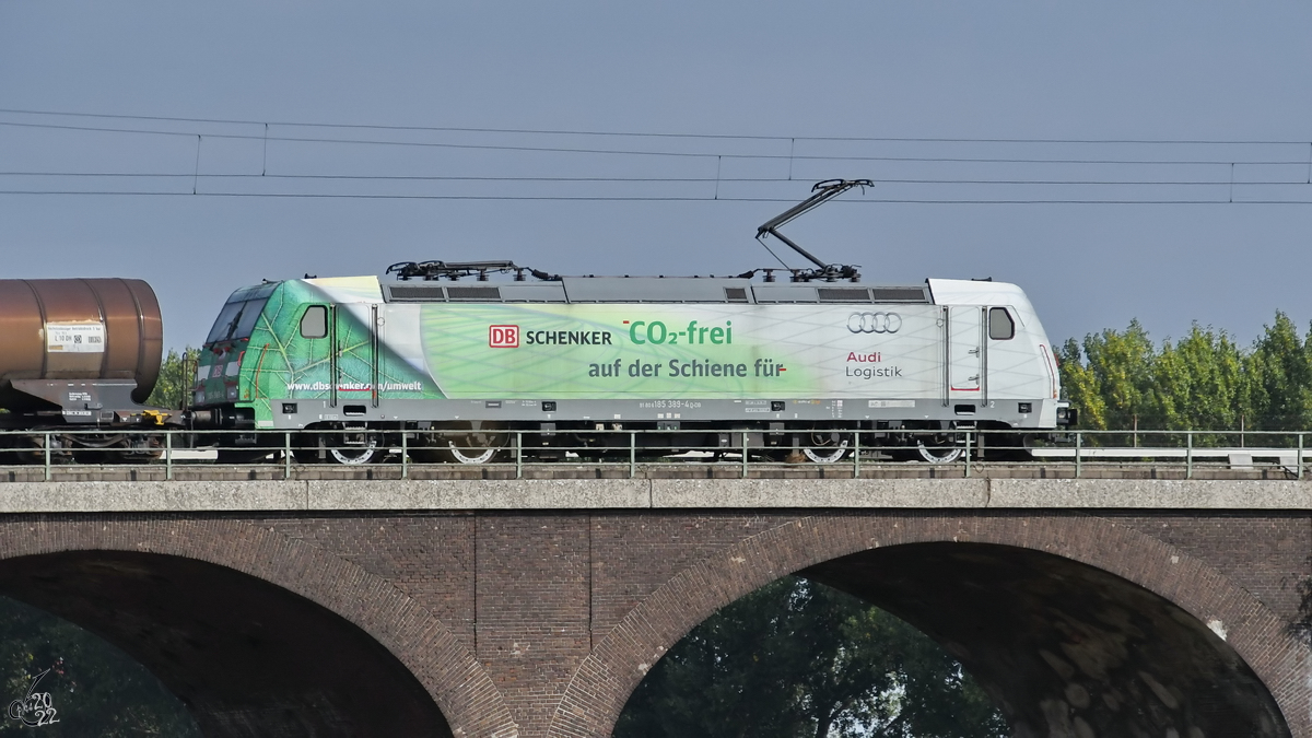 Die Elektrolokomotive 185 389-4 war Ende August 2022 in Duisburg zu sehen.