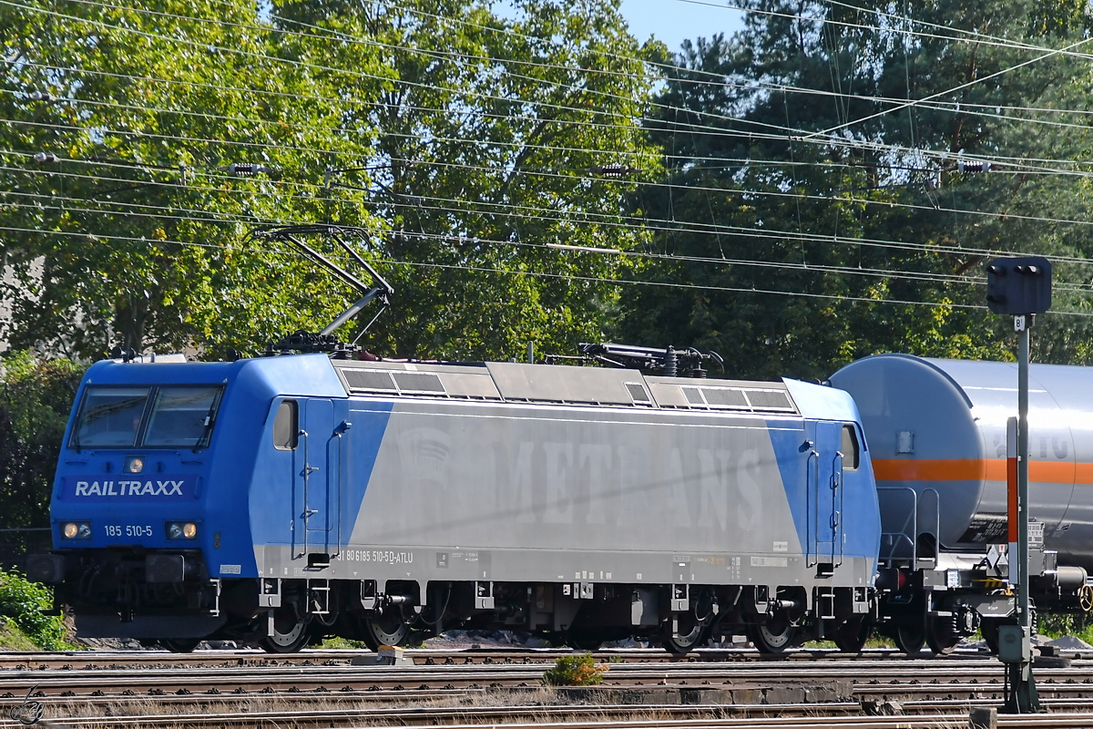 Die Elektrolokomotive 185 510-5 der RAILTRAXX mit einem Kesselzug Mitte September 2019 bei der Durchfahrt in Darmstadt-Kranichstein.