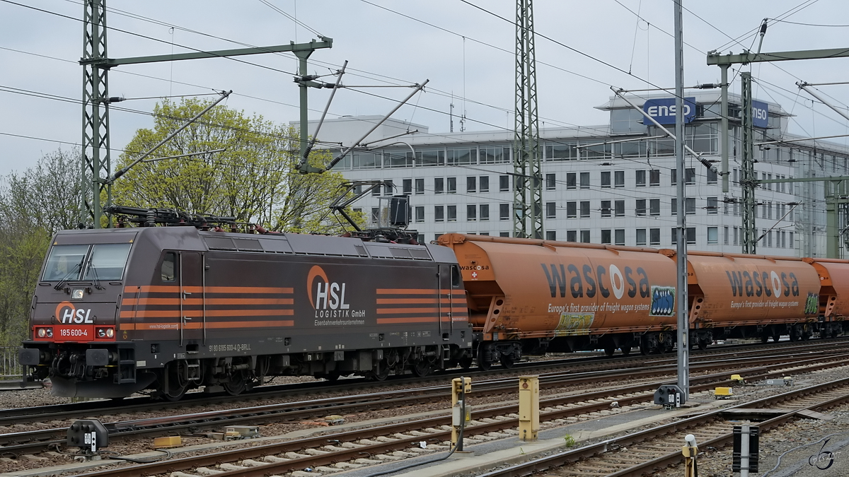 Die Elektrolokomotive 185 600-4 war Anfang April 2017 mit einem Güterzug in der Nähe des Dresdener Hauptbahnhofes zu sehen.
