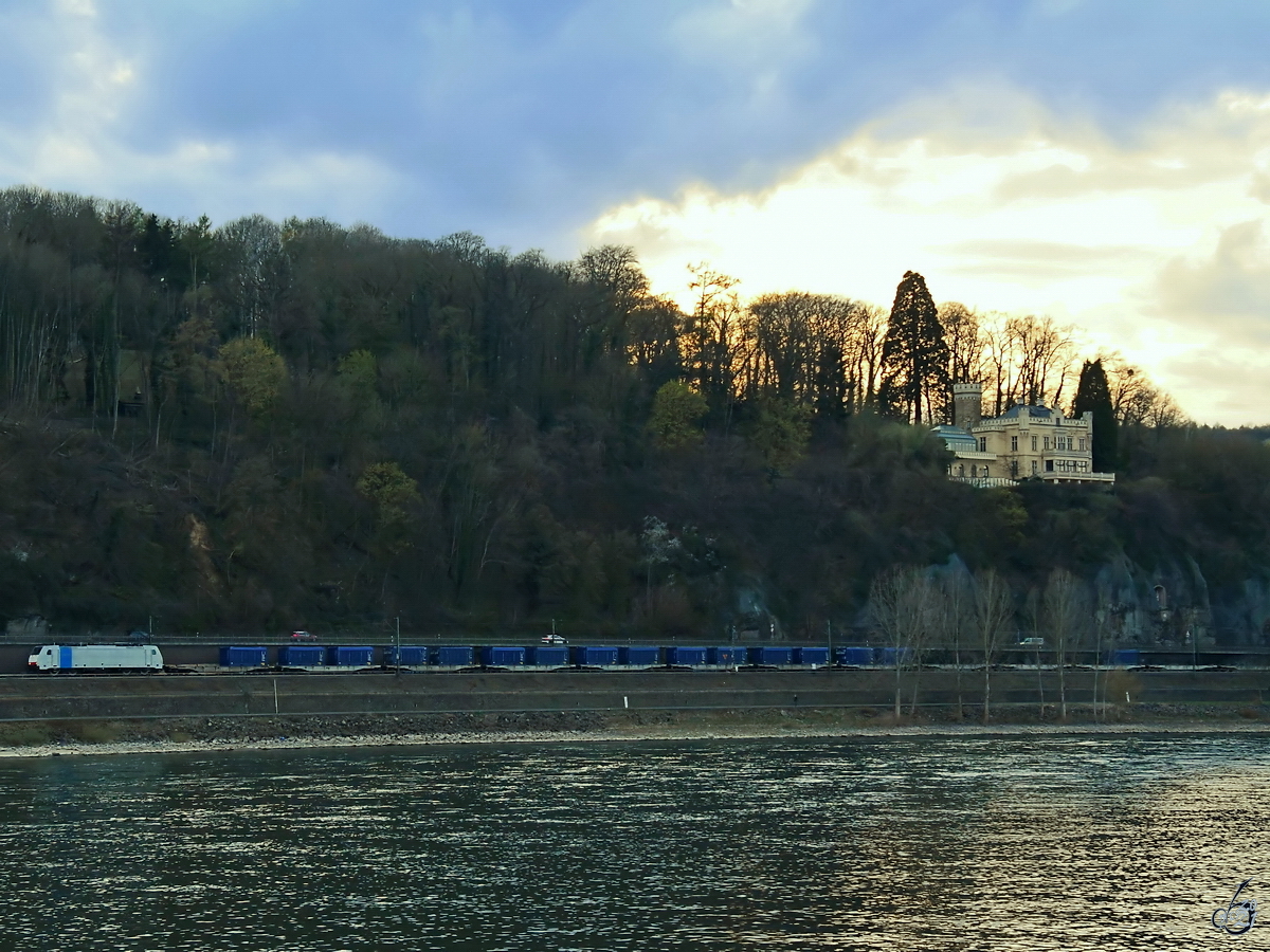 Die Elektrolokomotive 186 110-3 war mit einen Containerzug auf der linken Rheinstrecke unterwegs. (Remagen, April 2021)