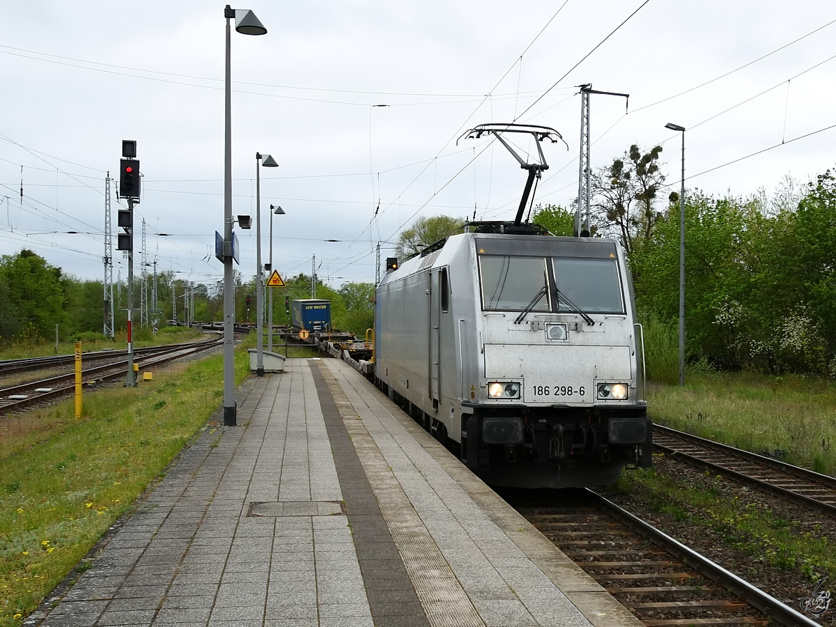 Die Elektrolokomotive 186 298-6 ist hier mit einem wenig ausgelasteten Trailerzug unterwegs. (Neustrelitz, Mai 2021)