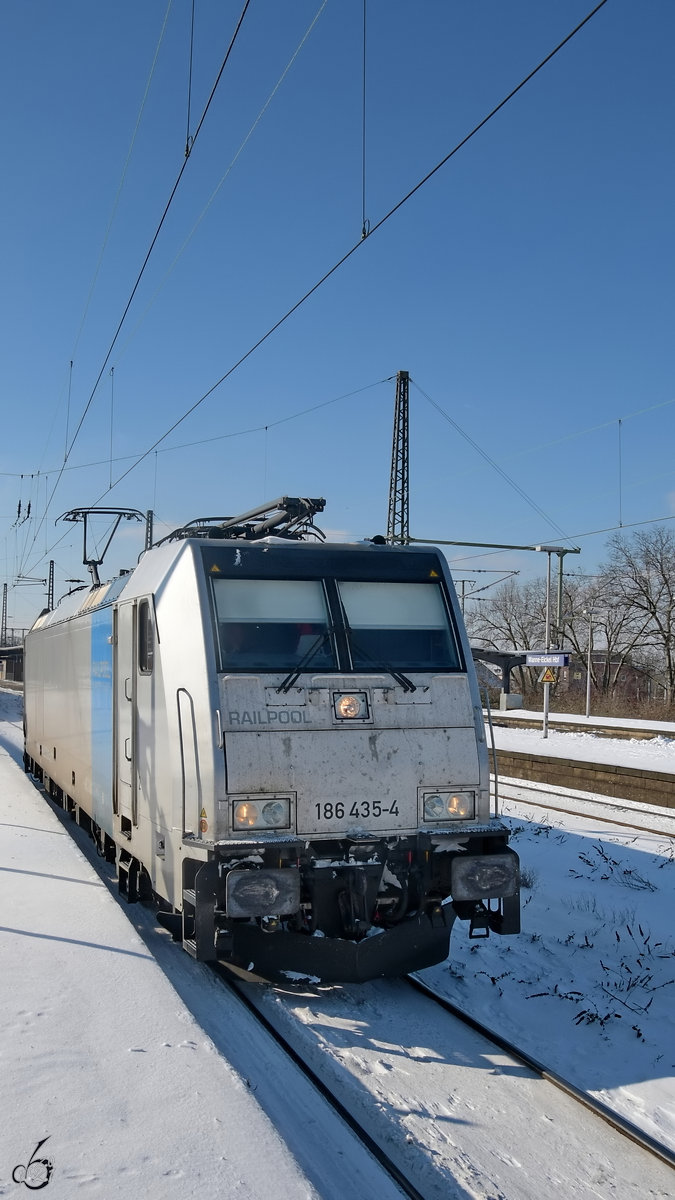 Die Elektrolokomotive 186 435-4 war im Februar 2021 am Hauptbahnhof Wanne-Eickel zu sehen.