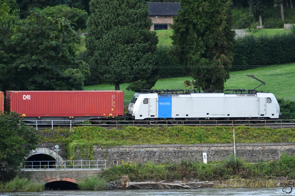 Die Elektrolokomotive 186 457-8 war mit einen Containerzug auf der linken Rheinstrecke unterwegs. (Remagen, August 2021)