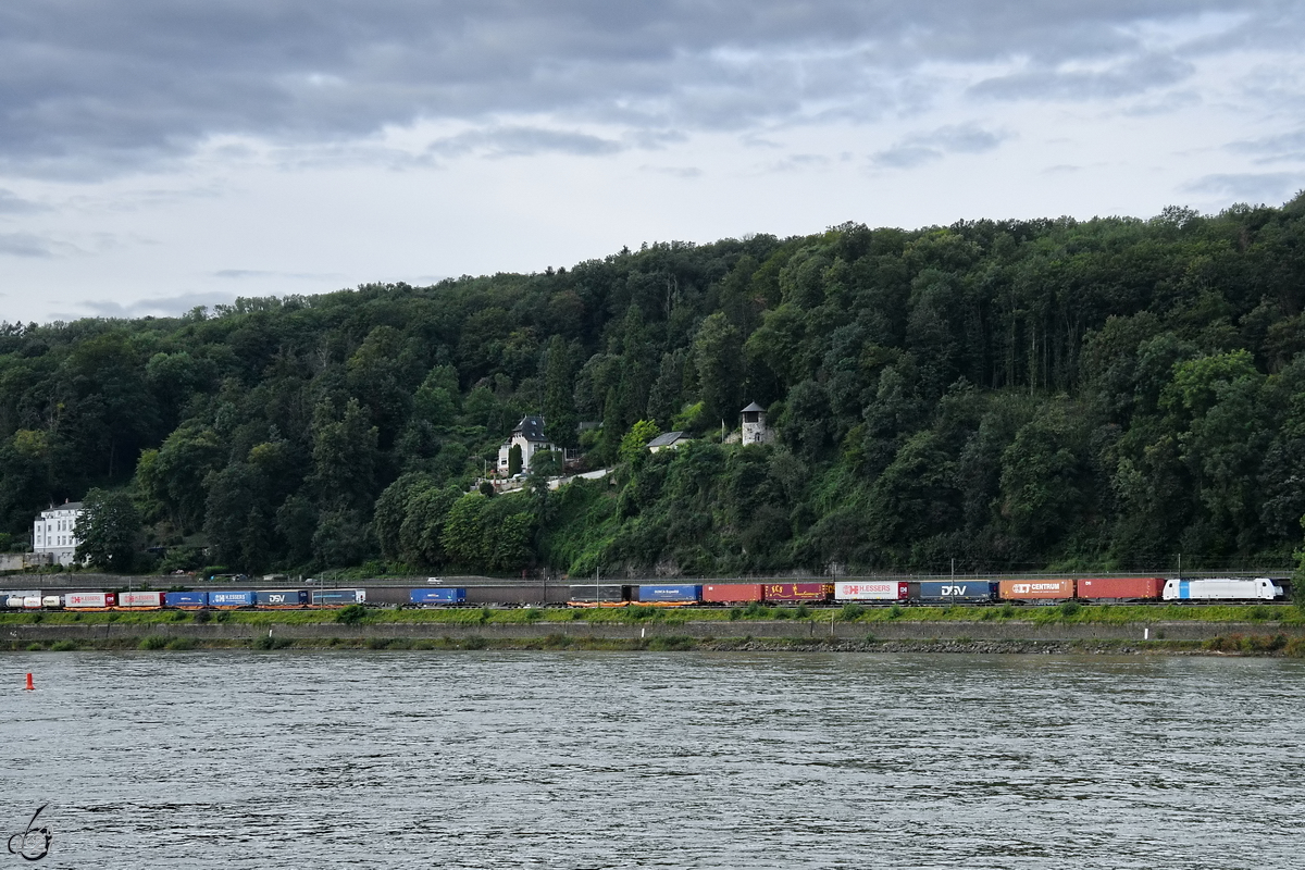 Die Elektrolokomotive 186 457 ist mit einem Containerzug auf der linken Rheinseite bei Remagen unterwegs. (August 2021)