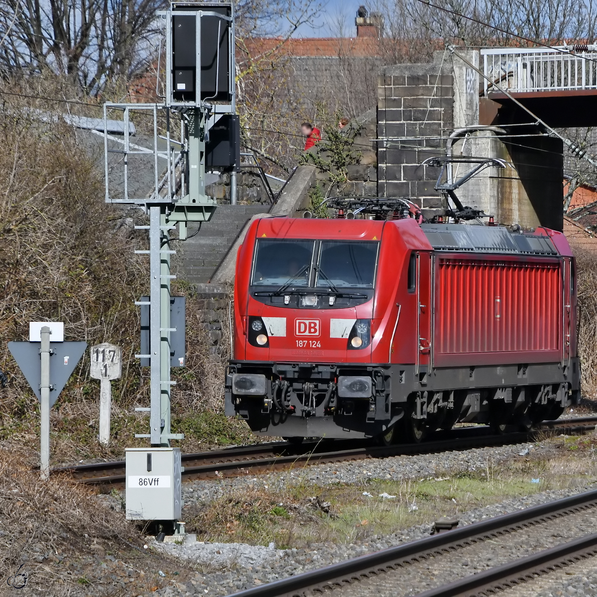 Die Elektrolokomotive 187 124 war Mitte März 2021 solo in Wuppertal-Unterbarmen unterwegs.