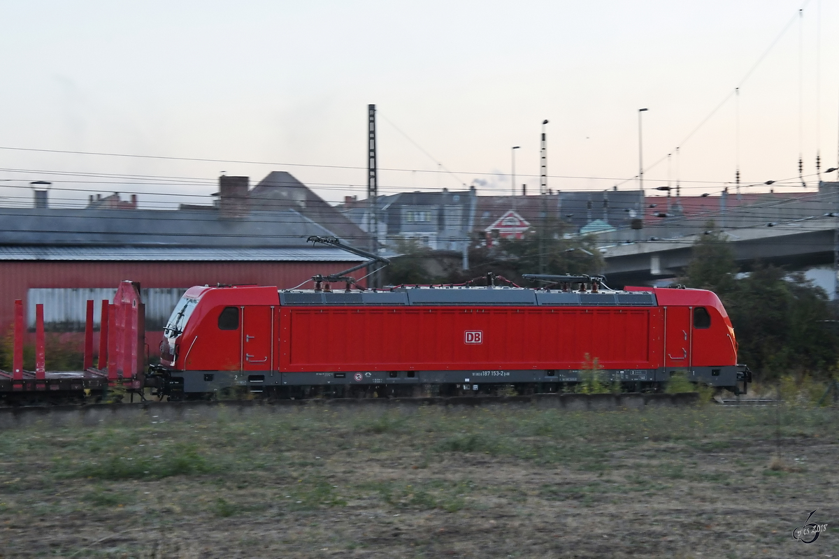 Die Elektrolokomotive 187 153-2 zieht im September 2018 einen Güterzug durch Nordhausen.