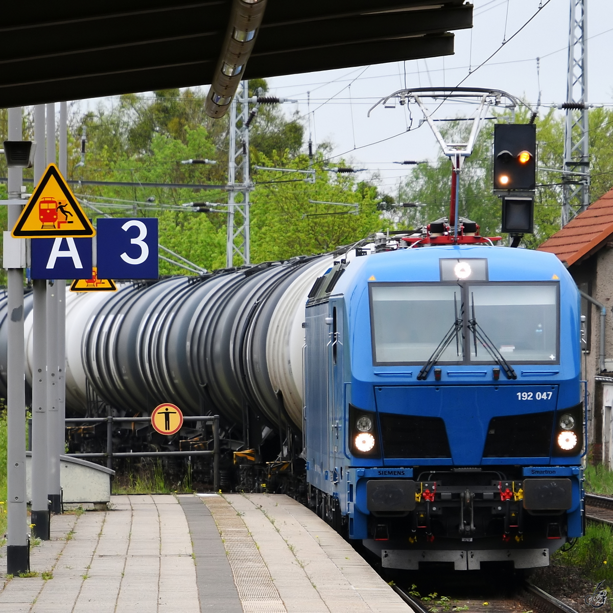 Die Elektrolokomotive 192 047 war Mitte Mai 2021 mit einem Kesselzug in Neustrelitz unterwegs.