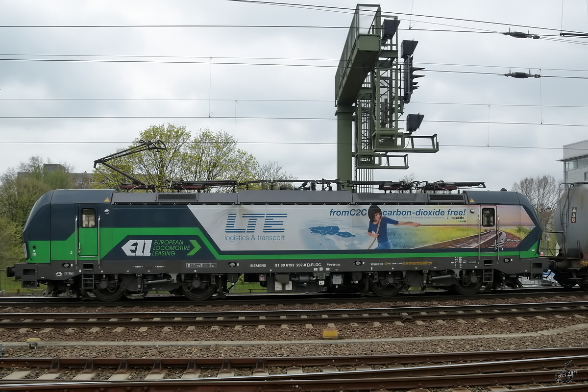 Die Elektrolokomotive 193 207-8 war Anfang April 2017 mit einem Güterzug in der Nähe des Dresdener Hauptbahnhofes zu sehen. 