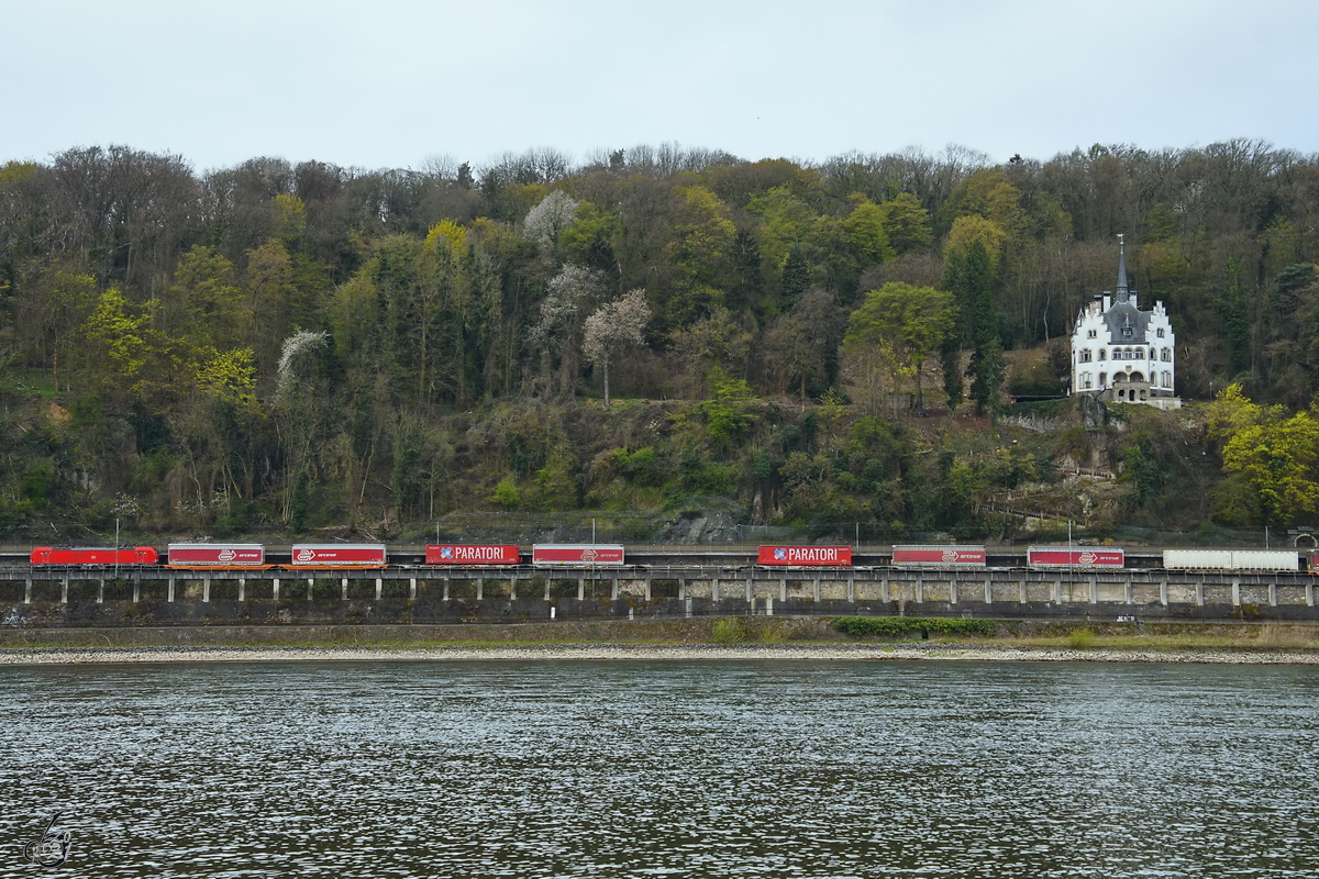 Die Elektrolokomotive 193 356 zog einen Trailerzug den Rhein entlang. (Remagen, April 2021)