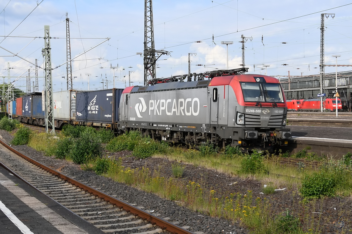 Die Elektrolokomotive 193-508 mit einem Containerzug ist hier Anfang Juni 2020 bei der Durchfahrt in Wanne-Eickel zu sehen.
