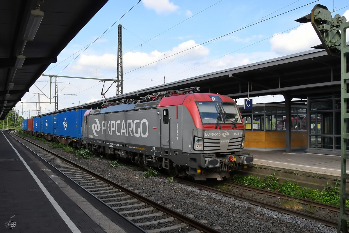 Die Elektrolokomotive 193-515 mit einem Containerzug ist hier Anfang Juni 2020 bei der Durchfahrt in Wanne-Eickel zu sehen.