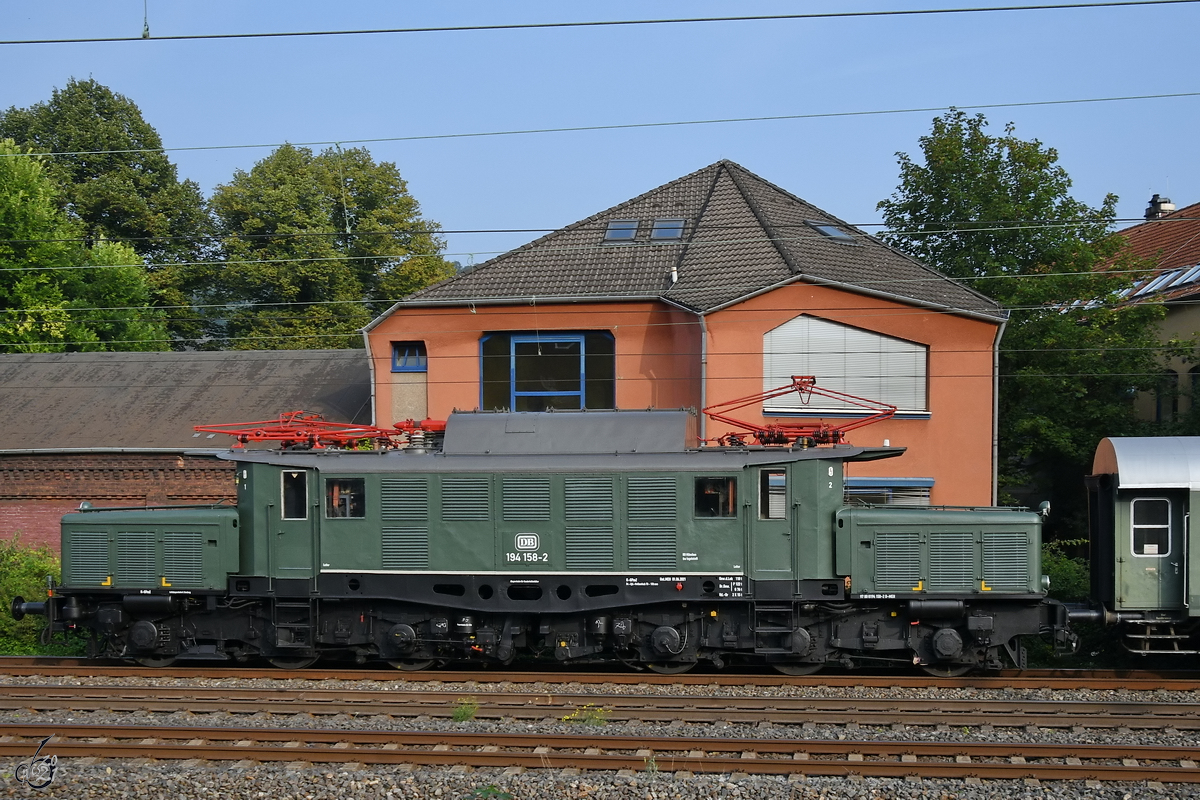 Die Elektrolokomotive 194 158-2 war in Rahmen einer Sonderfahrt Mitte September 2021 in Wuppertal unterwegs.