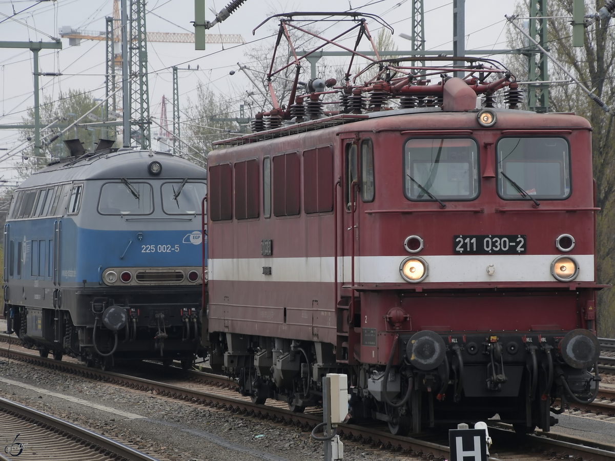 Die Elektrolokomotive 211 030-2 war am Dresdener Hauptbahnhof abgestellt. (April 2017)