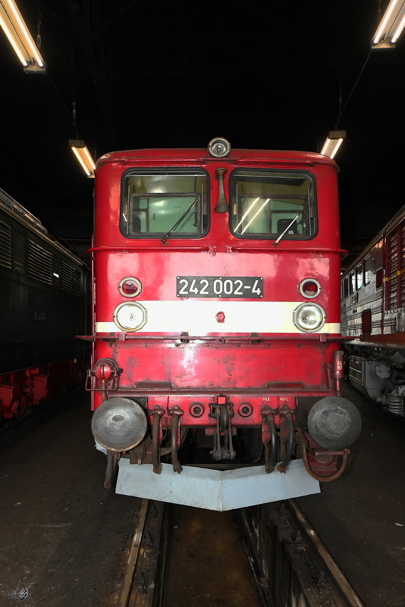 Die Elektrolokomotive 242 002-4 steht in einem der beiden Rundlokschuppen des Sächsischen Eisenbahnmuseums in Chemnitz-Hilbersdorf. (September 2020)